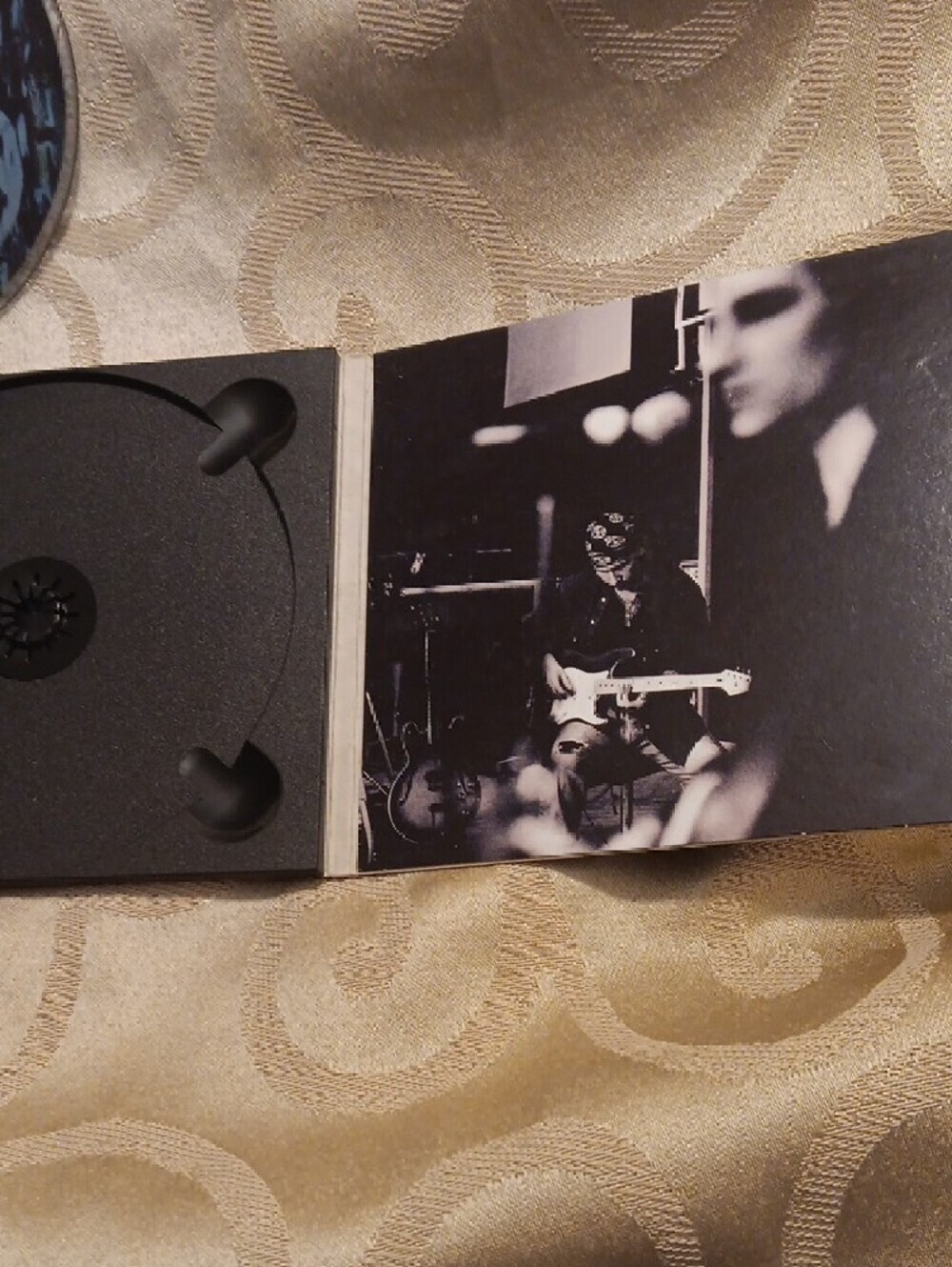 U2 CD - Picture 5 of 6